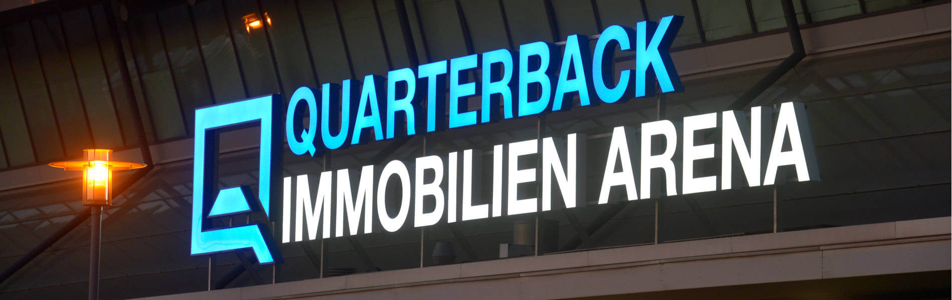 Lichtwerbung an der Quarterback Immobilien Arena